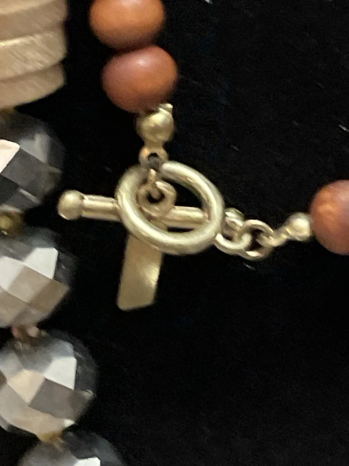 Collar de lona de Lane Bryant madera y cuentas de vidrio facetado tono dorado Foto 3 de 4