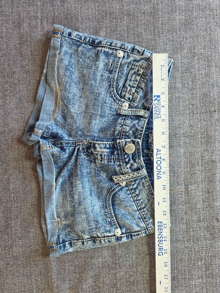 Amethyst Womens Size 3 Shorts Stone Wash Cuffed Embroidered - Image 3 of 4