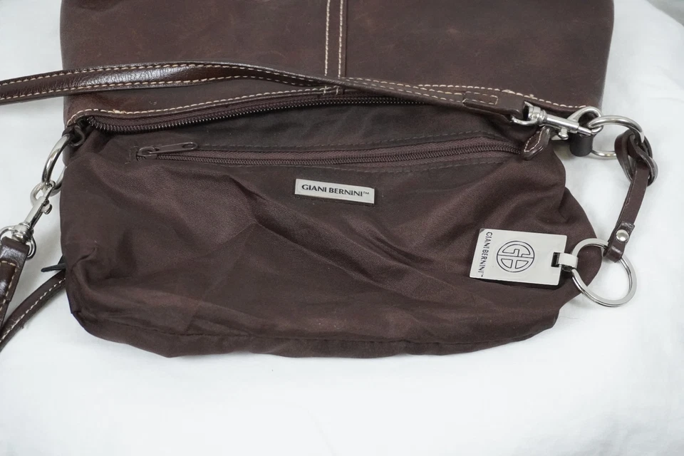 Bandolera Giani Bernini de cuero marrón con etiqueta con logotipo plateado Foto 4 de 4