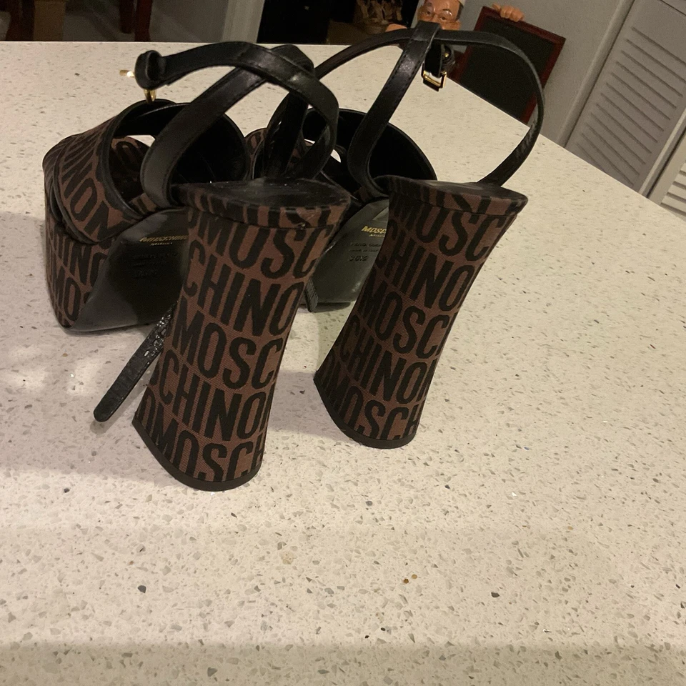 Plataforma Moschino negra y marrón Foto 4 de 4
