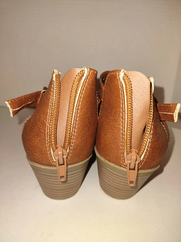 Sapato de tornozelo feminino Faded Glory marrom couro sintético tamanho 6 zíper traseiro - Imagem 2 de 4