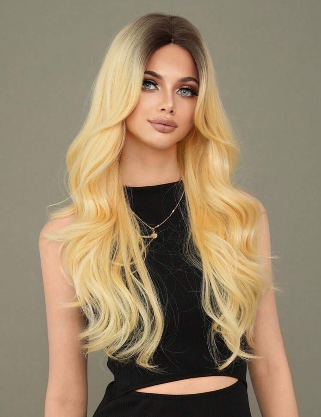 Perruque ondulée longue 65cm en blond doré avec 4 bonnets élastiques de maintien