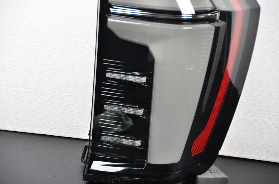 Черный светодиодный задний фонарь для Chevrolet Chevy Suburban Tahoe 2025 года от оригинального производителя для правостороннего пассажира - Изображение 3 из 4