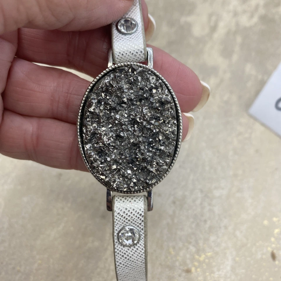 "Pulsera de piedra negra como pirita de 1,5"" con correa de cuero blanco de 8,5"" y cierre a presión" Foto 2 de 4