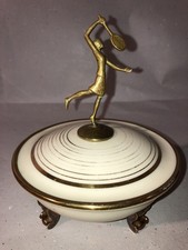 4-füßige Deckeldose mit Bronzefigur Tennisspielerin, Bodenmarke Schönwald.