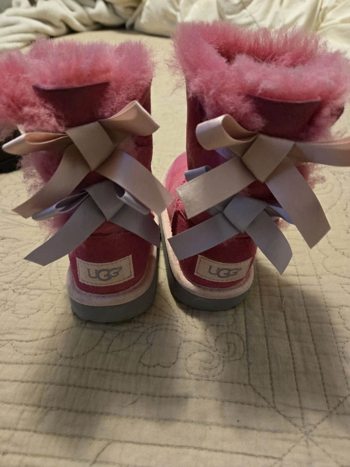 Arco Ugg Bailey II niño pequeño 8 Foto 2 de 4