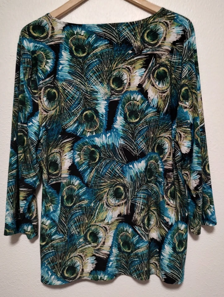 Top ajustado manga 3/4 XL con estampado de plumas de pavo real negro verde azulado de la colección JM Foto 2 de 4