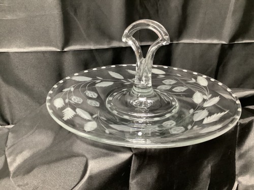 vintage etched crystal dessert sandwich orderves tray w/ keyhole handle 9” - Picture 5 of 5