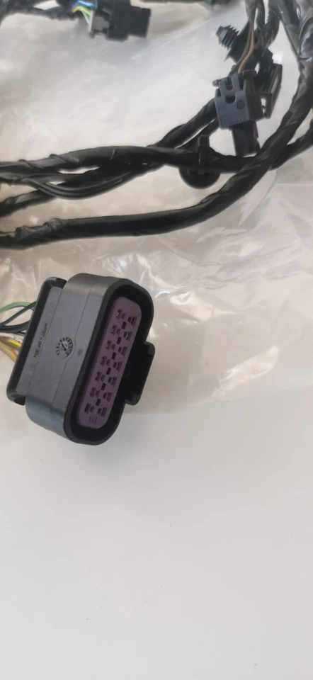 Genuine Land Rover Discovery Sport 2015+ Rear Bumper Electrical Wiring LR074182 - Image 2 of 4