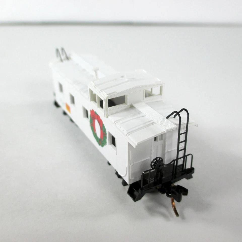 N Scale ***CHRISTMAS*** Holiday Wreath Caboose - MTL 2000 - Micro Trains 100090 - Image 3 of 3