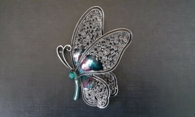 Große Brosche Schmetterling Metall silberfarben Strass grün Vintage 20.Jh. 