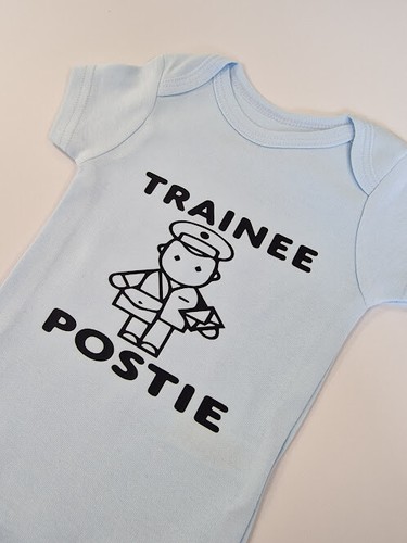 Lustiges Baby Grow-Trainee Postie-Postbote-Postfrau-Babyparty Geschenk-POS01 - Bild 12 von 32