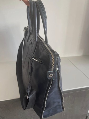 Intramontabile leggera borsa tracolla espandibile in pelle blu Piquadro - Foto 19 di 24