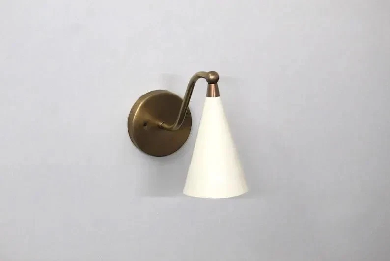 Un par de apliques de pared de latón de mediados de siglo - Acabado de latón crudo con blanco mate Foto 2 de 4