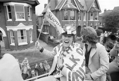 Southampton FC FA Cup Winners 1976 Players celebrate win fans duri- Old Photo 2