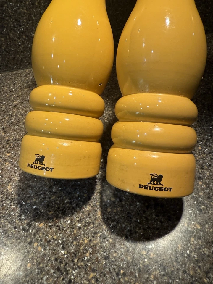 Juego Molinillos Sal y Pimienta Lacados Amarillos Peugeot Francia 9" Oro Mostaza Foto 2 de 4