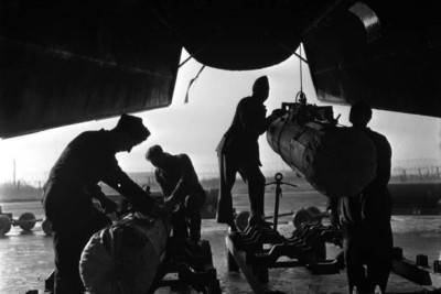 Bomber Command Base Mines & bombs being loaded onto Lancaster B 1942 4x6 Photo 