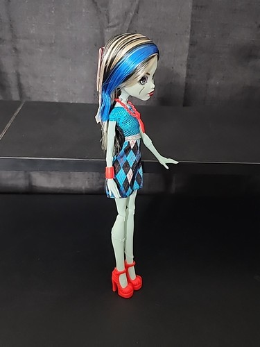 BAMBOLA MATTEL/MONSTER HIGH "FRANKIE STEIN" 2015 10" ABITO BLU CON CRAVATTA ROSSA NUOVA SENZA SCATOLA - Foto 4 di 7
