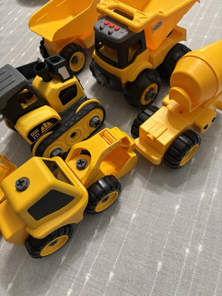 Желтый пластиковый набор игрушек для строительных машин других производителей с недостающими элементами инструментов - Изображение 4 из 4