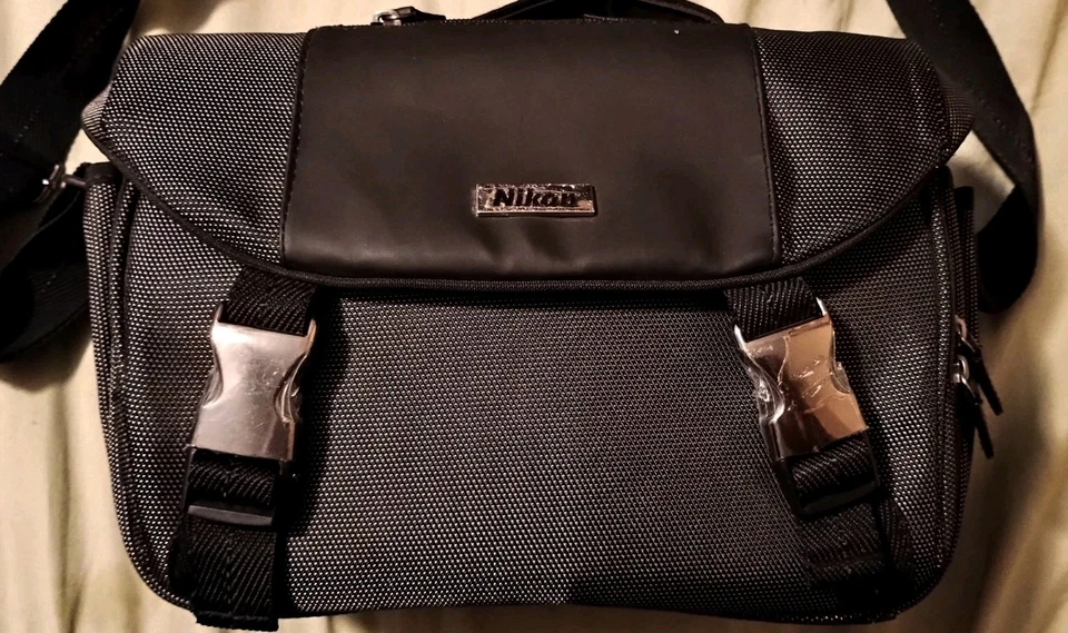 Мягкая сумка для фотоаппарата Nikon с карманами и регулируемыми перегородками черная 12 x 8 дюймов - Изображение 2 из 4