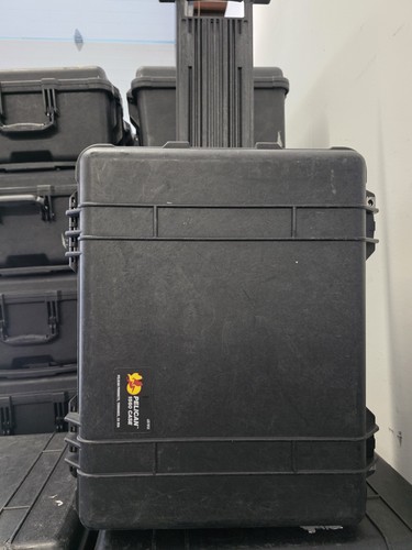 Pelican 1560 Waterproof Rolling Carry On Case Black good Condition no holes