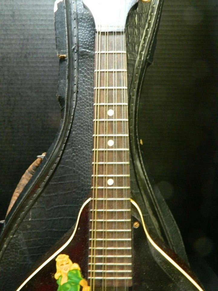 Антикварная мандолина Gibson Kalamazoo A1 с выгнутой верхней декой с отверстиями и оригинальным чехлом в очень хорошем состоянии - Изображение 3 из 4