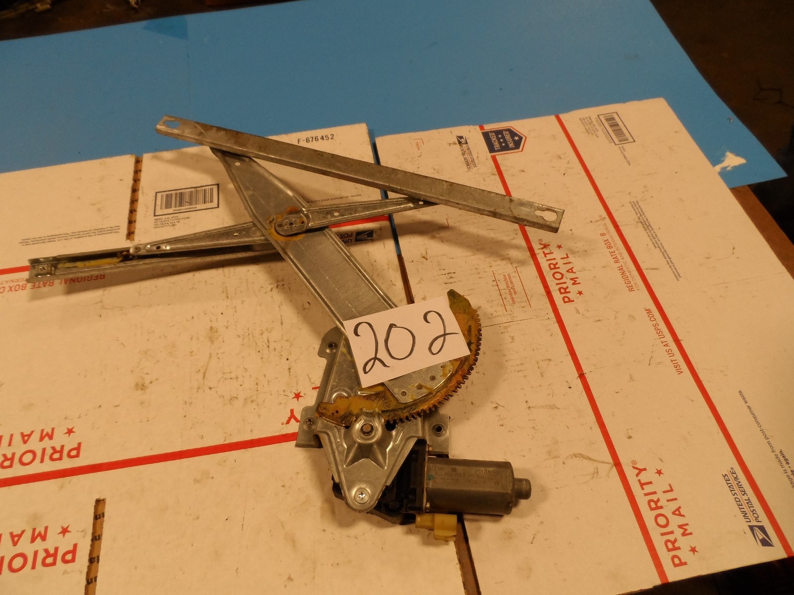 04 - 09 Dodge Durango FRONT Passenger  Window regulator with Power motor 202