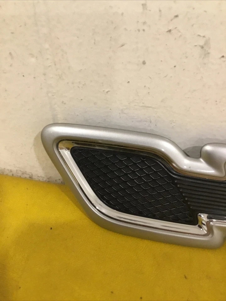 Kia K900 2015-2017 guardabarros parrilla moldura derecha/izquierda P/n 87775-3T200 OEM  Foto 3 de 4