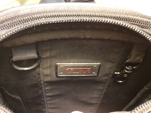 Tumi Organizer a tracolla in pelle nera 92102D4 - Foto 7 di 10