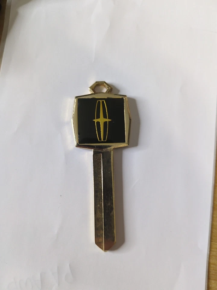 Lincoln Continental Mark III, IV, V, VI Uncut Key Diamond Collectors Town Car - Image 2 of 4