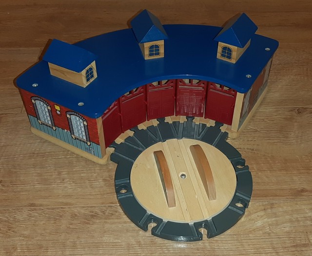 brio turntable roundhouse