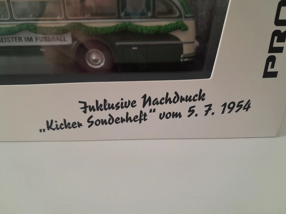Schuco 1:43 PRO.R43 Reisebus Magirus-Deutz O6500 "Wunder von Bern 1954"+ Kicker! - Bild 2 von 4