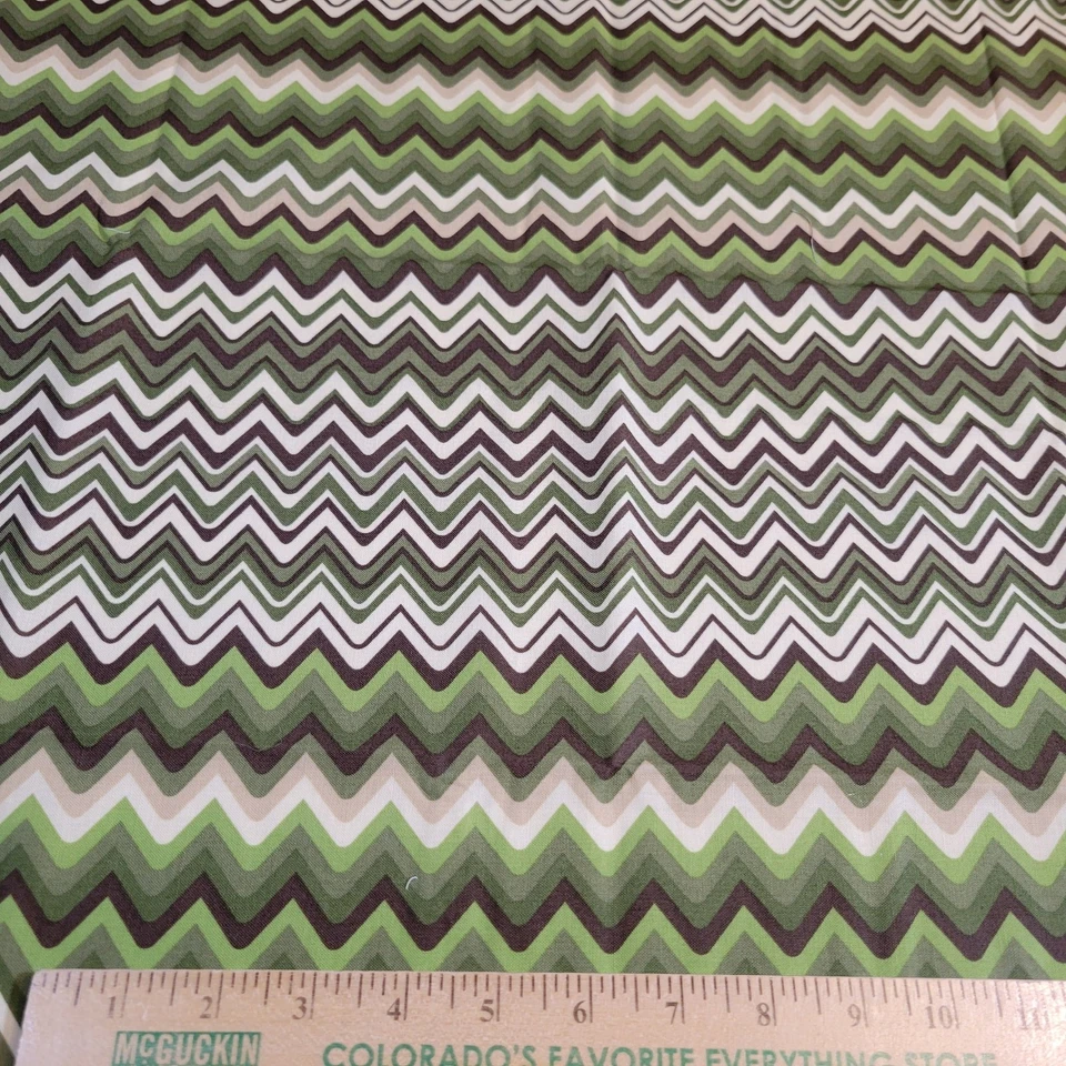 Tela de algodón verde marrón Chevron Elizabeth Caldwell paseo de jardín 1 yarda x 44” Foto 3 de 4