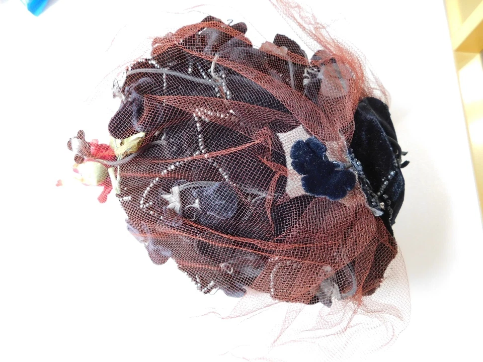 Gorra calavera con cuentas vintage de terciopelo negro para damas con tul usada Foto 3 de 4