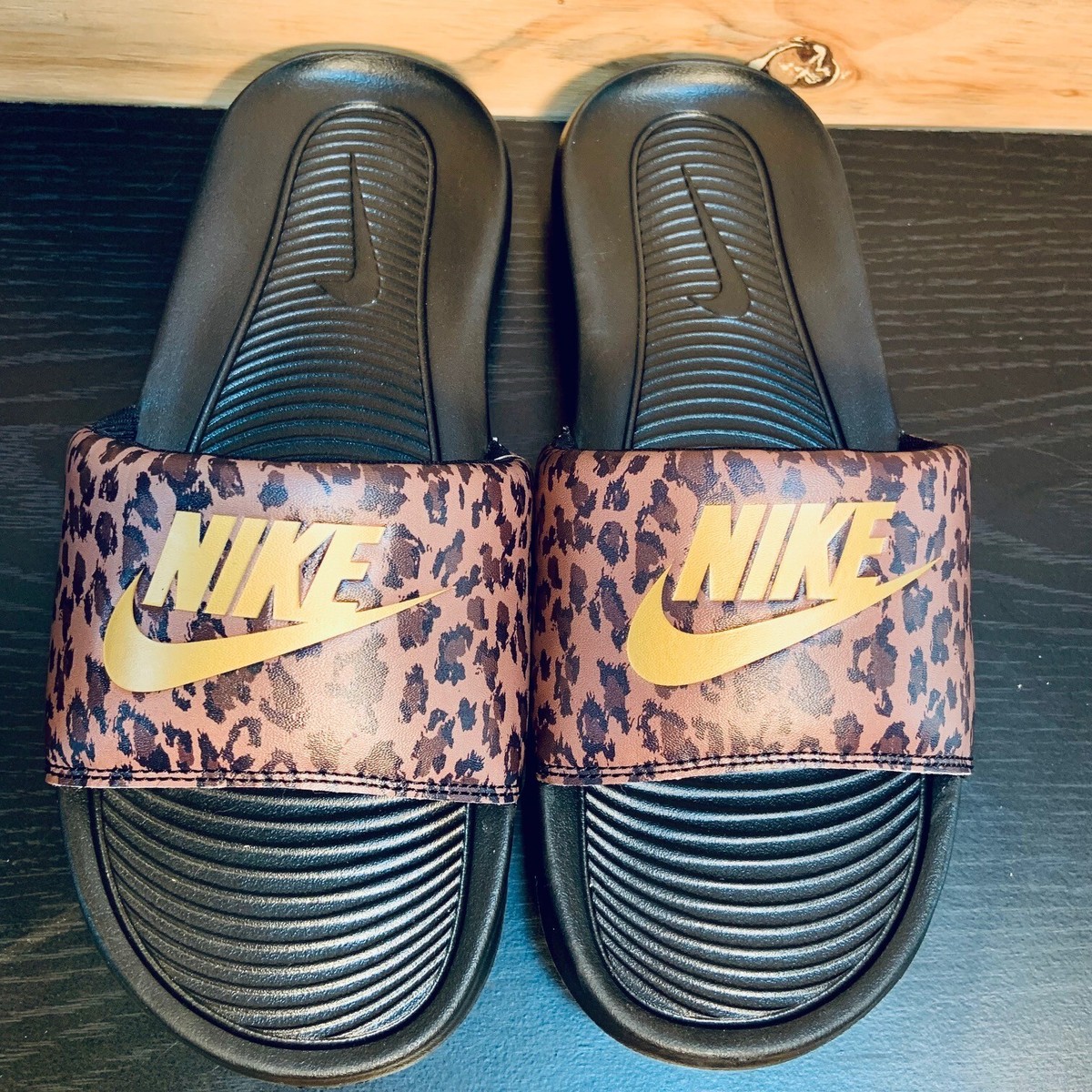 【NIKE】W VICTORI ONE SLIDE PRINT (LEOPARD) Nike Victori One Leopard Print Multicolor Women's Slides