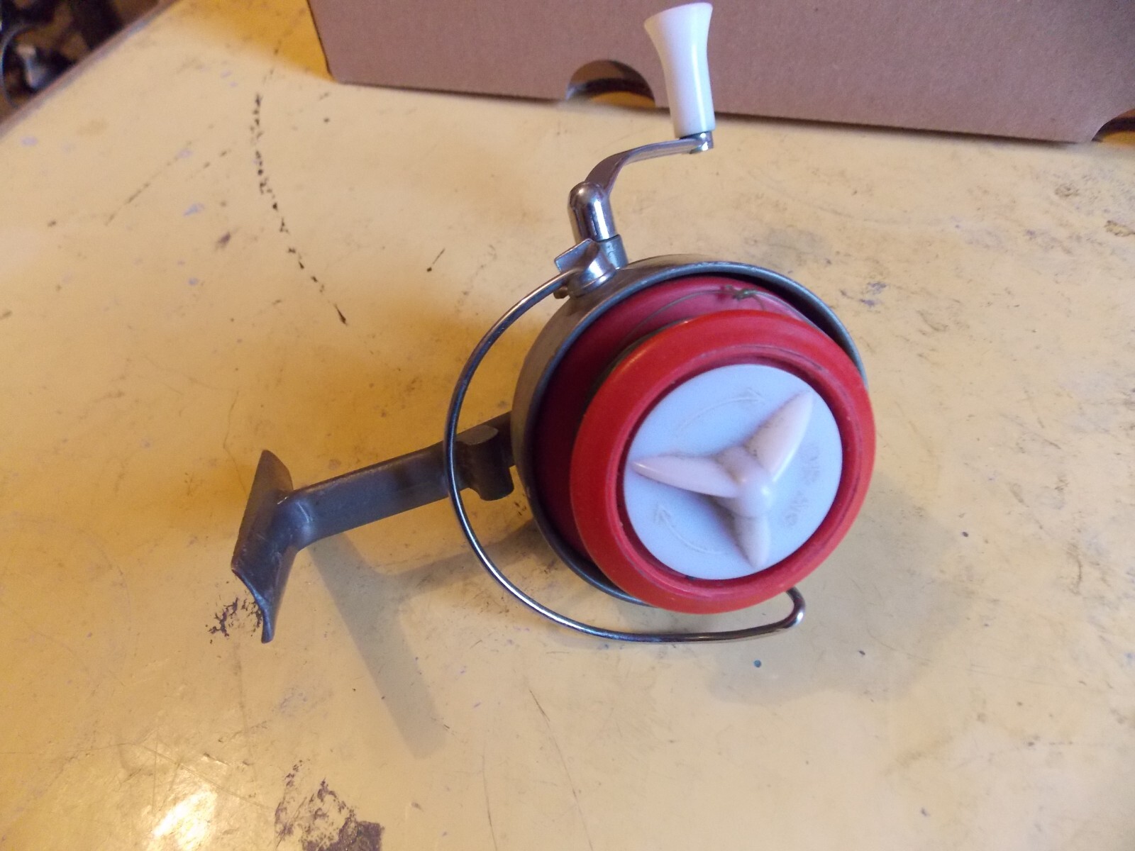 MOULINET DE PÊCHE ANCIEN L'ESSOR BAKELITE AVEC BOITE D