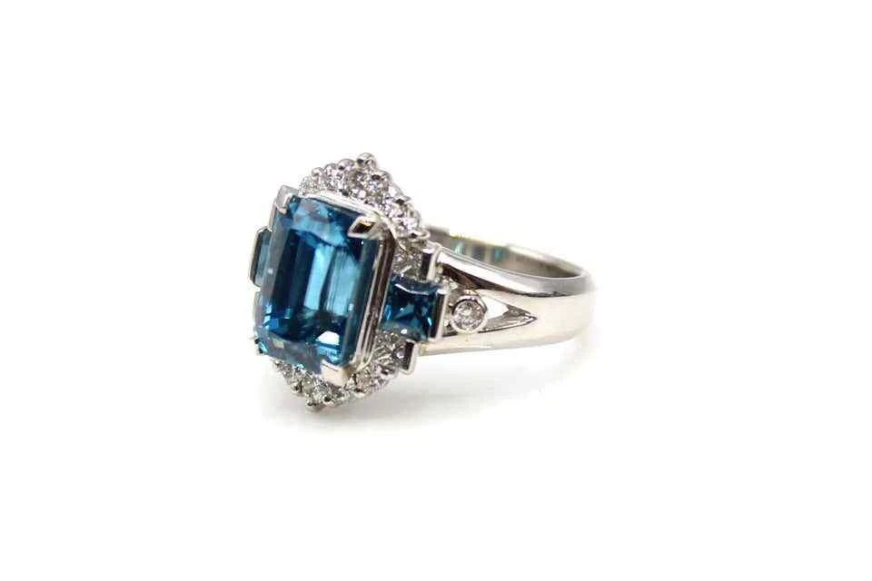 Cuenta con un anillo hecho a mano azul intenso vibrante de 6,53 quilates de circón y circonita cúbica de corte brillante Foto 2 de 4