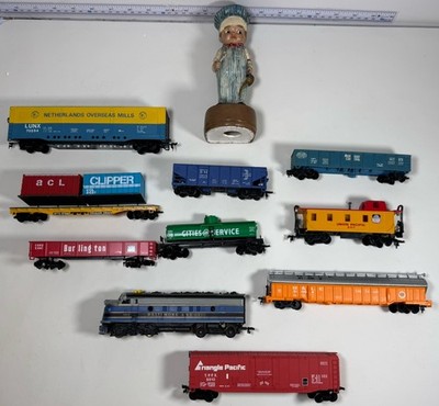 Ho Scale Bachmann (mostly) Train Vintage Lot & Figurine