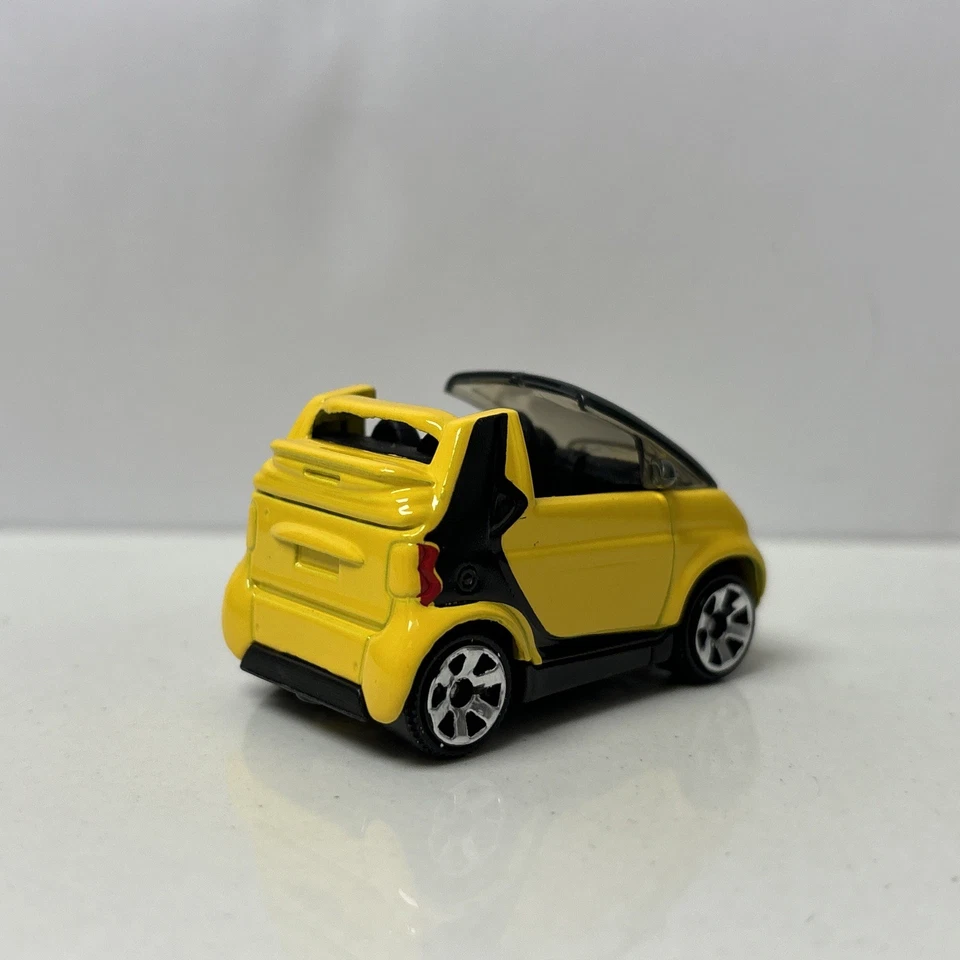 1998-2007 Smart Fortwo Coupe Collectible 1/64 Scale Diecast Diorama Model - Image 2 of 4