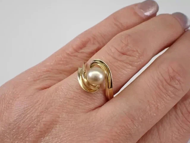Anillo de colección con remolino de perlas blancas simuladas de corte redondo de 2 quilates enchapado en oro amarillo de 14 k Foto 2 de 4