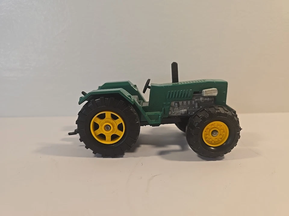 Majorette 压铸绿色和黄色农场拖拉机法国制造 1/65 — 第 3/4 张图片