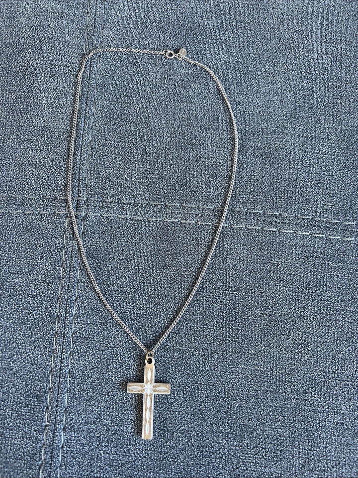 "Colgante Cruz Vintage y Cadena Avon 19"" Diseño Grabado Plateado 2"" Acentos Tono Dorado" Foto 2 de 4