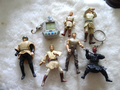 6 Star Wars Figuren und Star Wars Handheld Electronic Game..Sehr guter Zustand..