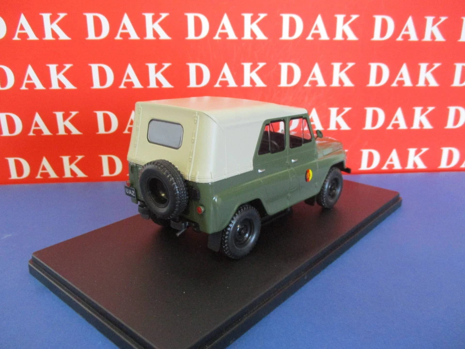 Die cast 1/24 Modellino Auto UAZ 469 NVA Ex DDR 1975 by White Box - Immagine 3 di 4