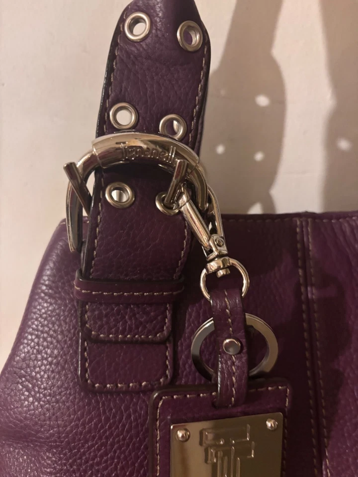 BOLSO DE MANO TIGNANELLO CUERO GENUINO, MORADO TAMAÑO MEDIANO CON LLAVERO DE BOLSO, PLATEADO HARDWA Foto 2 de 4