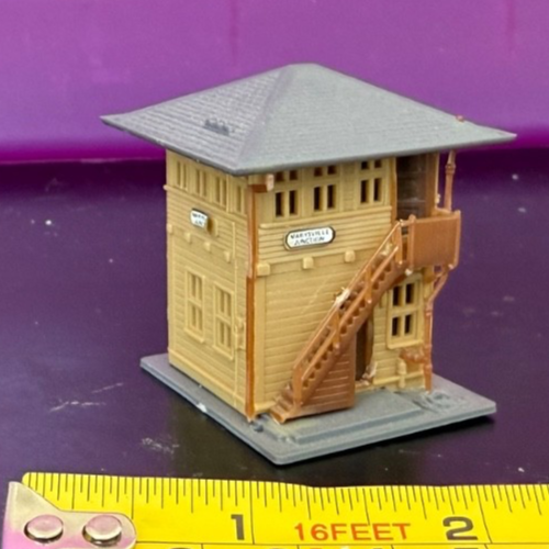 TWO N SCALE SWTICH TOWERS - Picture 1 of 9