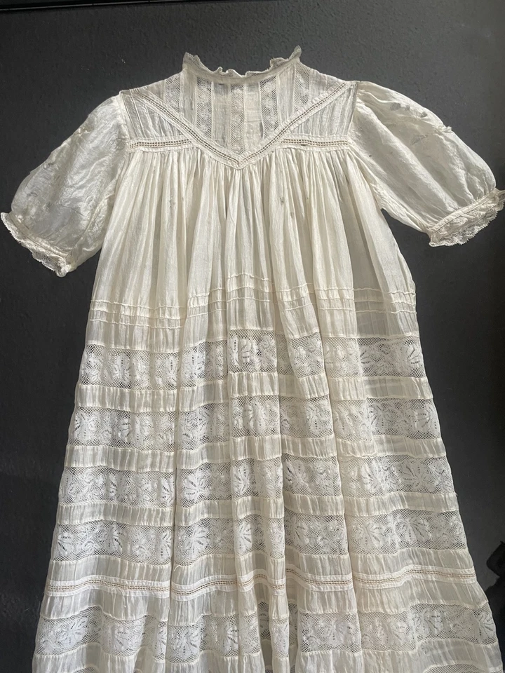 Vestido de bautizo antiguo enmarcado Foto 2 de 4