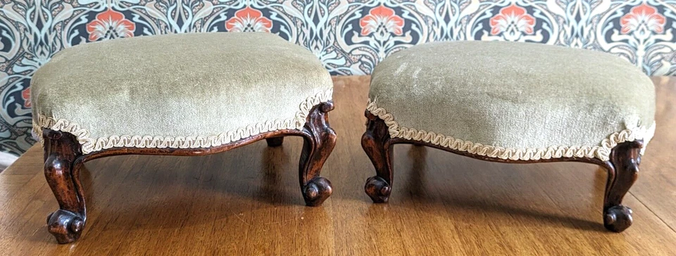 Par de reposapiés victorianos antiguos victorianos antiguos de madera de nogal con patas descapotables del siglo XIX Foto 2 de 4