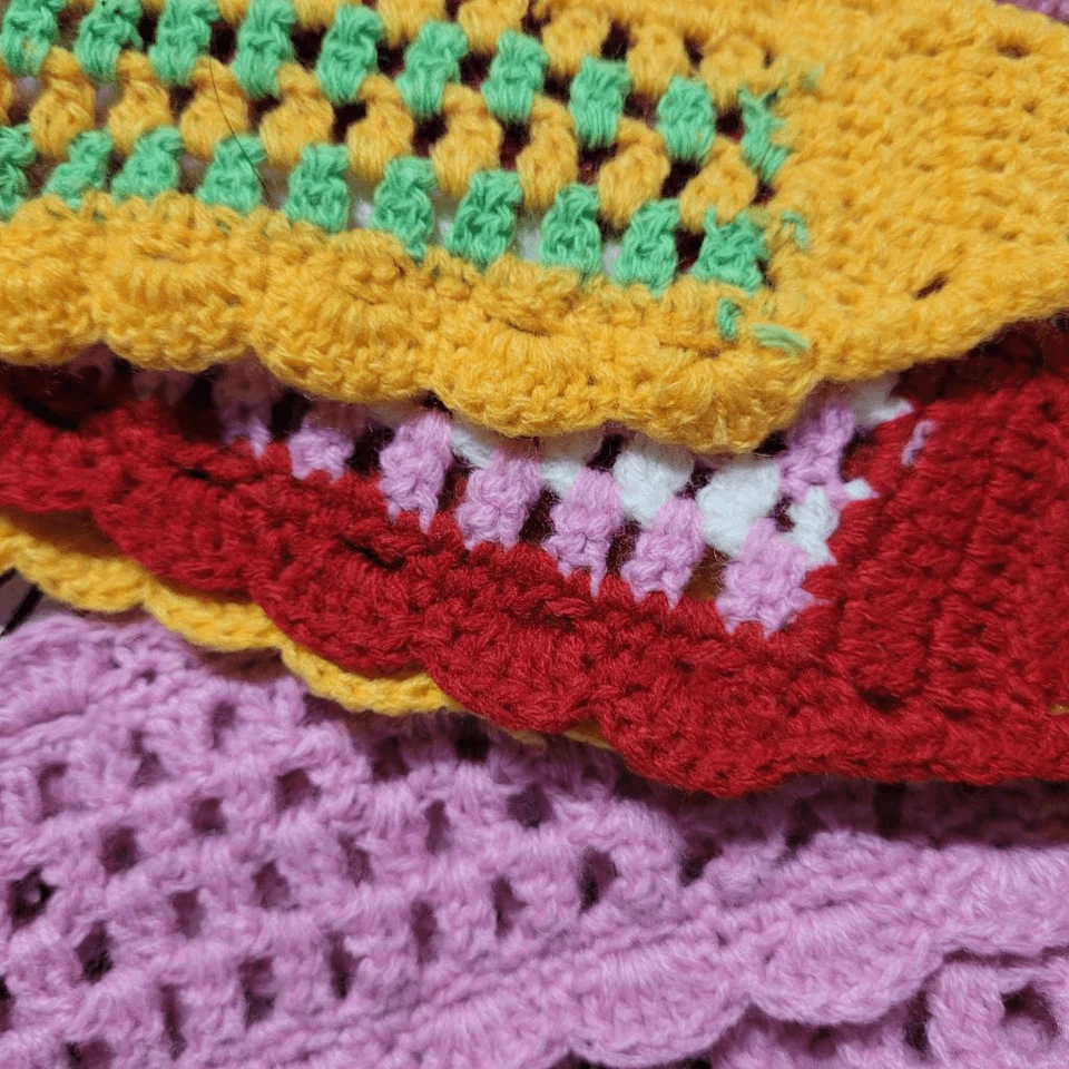 钩针头巾嬉皮波西米亚花儿童核心粉色红色 3 件套全新无标签 — 第 3/4 张图片