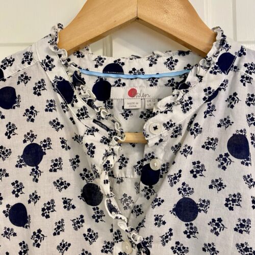 Boden Bluse mit Knopfleiste Rüschen am Ausschnitt Blumen gepunktet weiß blau Größe 8 - Bild 2 von 19